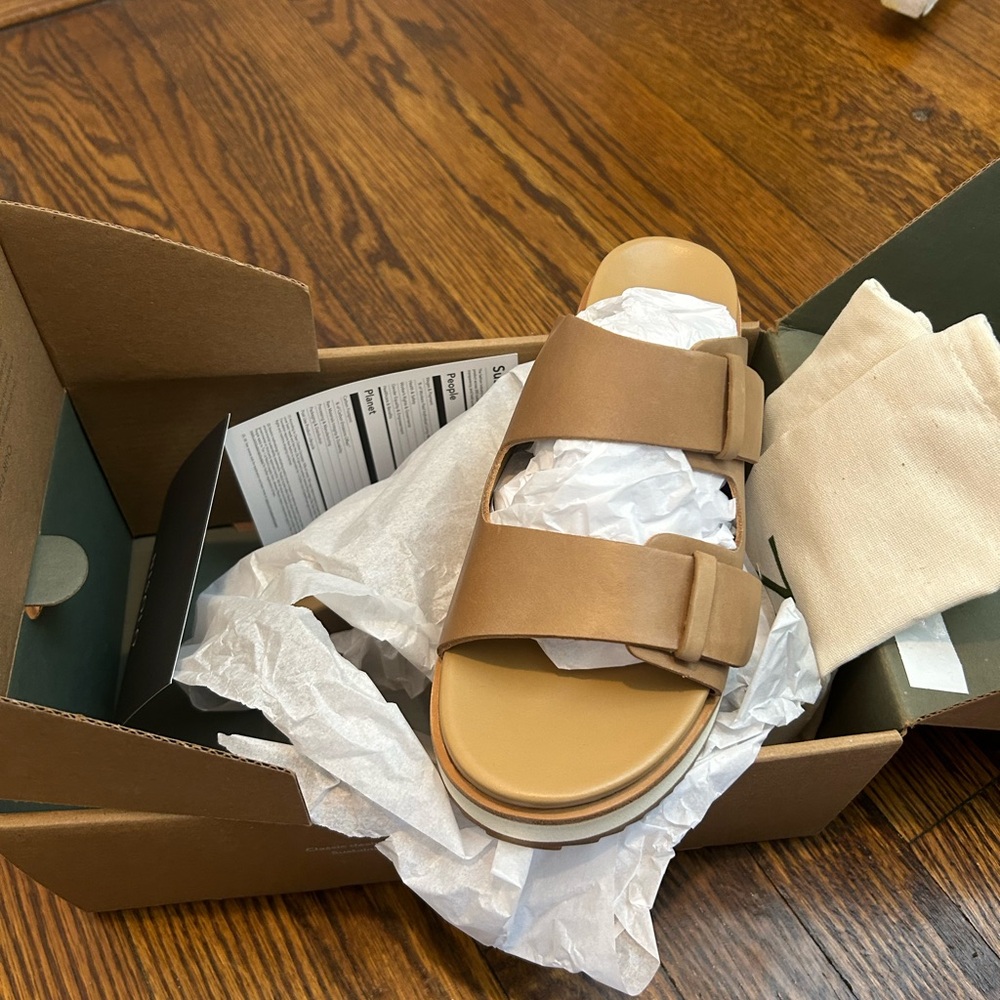 Nisolo Almond Go-To Flatform Slides